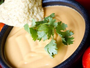 Salsa para dippear con tomates, queso de cabra y piñones tostados Salsa para dippear con tomates, queso de cabra y piñones tostados